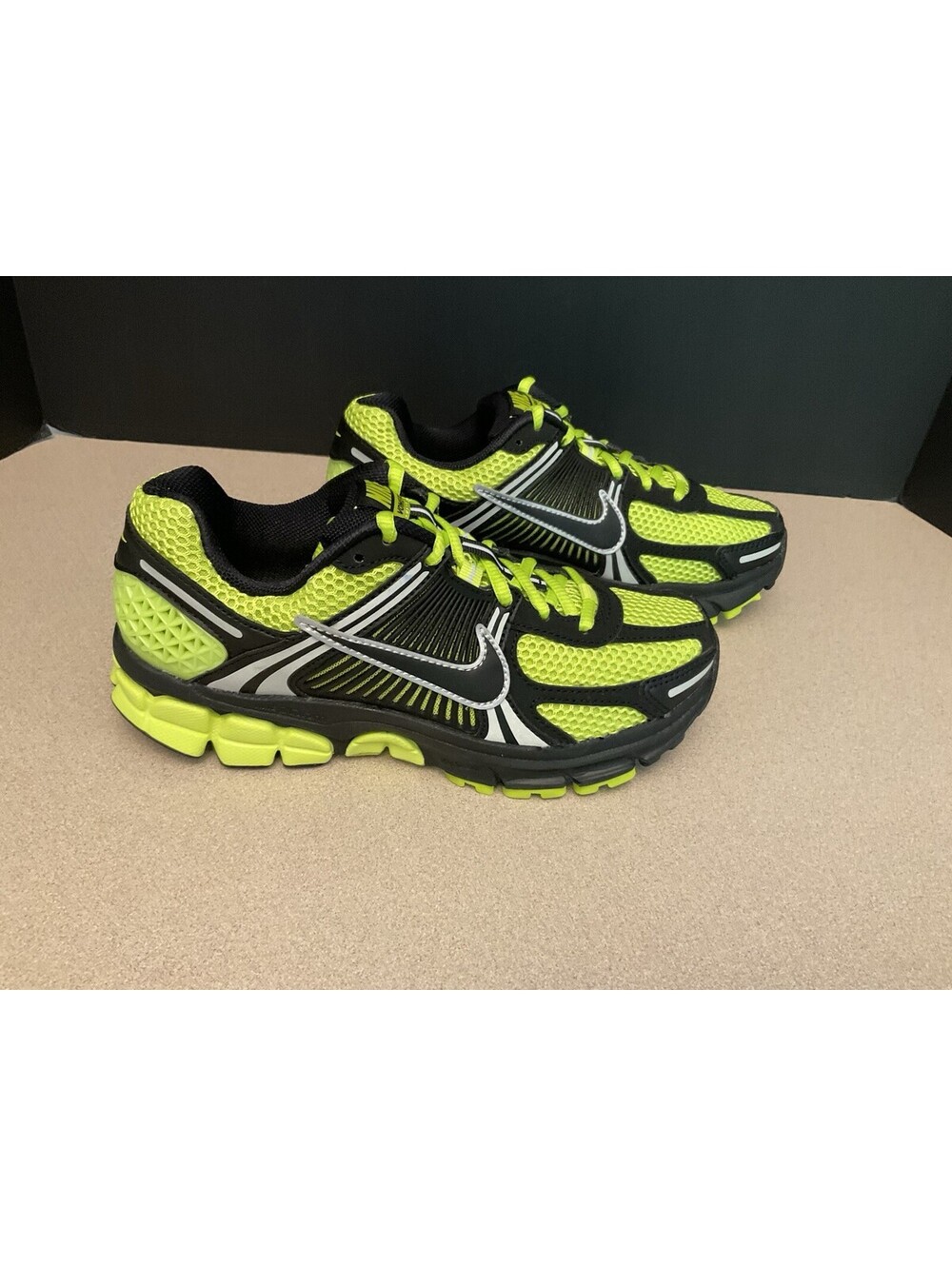 New! Womens Nike Air Zoom Vomero 5 “Bright Cactus” Athletic Shoes. Size 6. Nice!